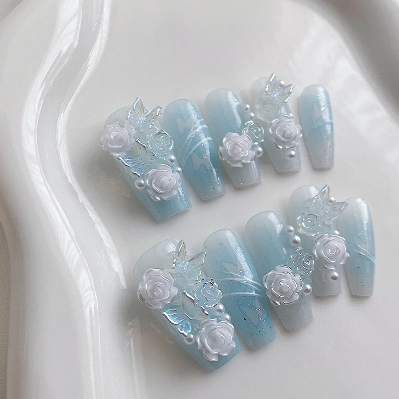 10 morceaux d'ongles en forme de cercueil faits à la main, beaux faux ongles, nail art dégradé bleu clair, fleurs blanches tridimensionnelles,