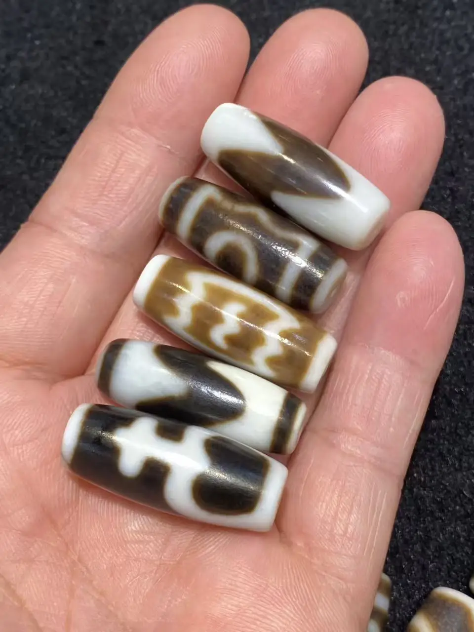 

Good distribution service 30mm yellow jade agate Dzi bead treasure bottle tiger tooth three-eyed weathered patina loose beads