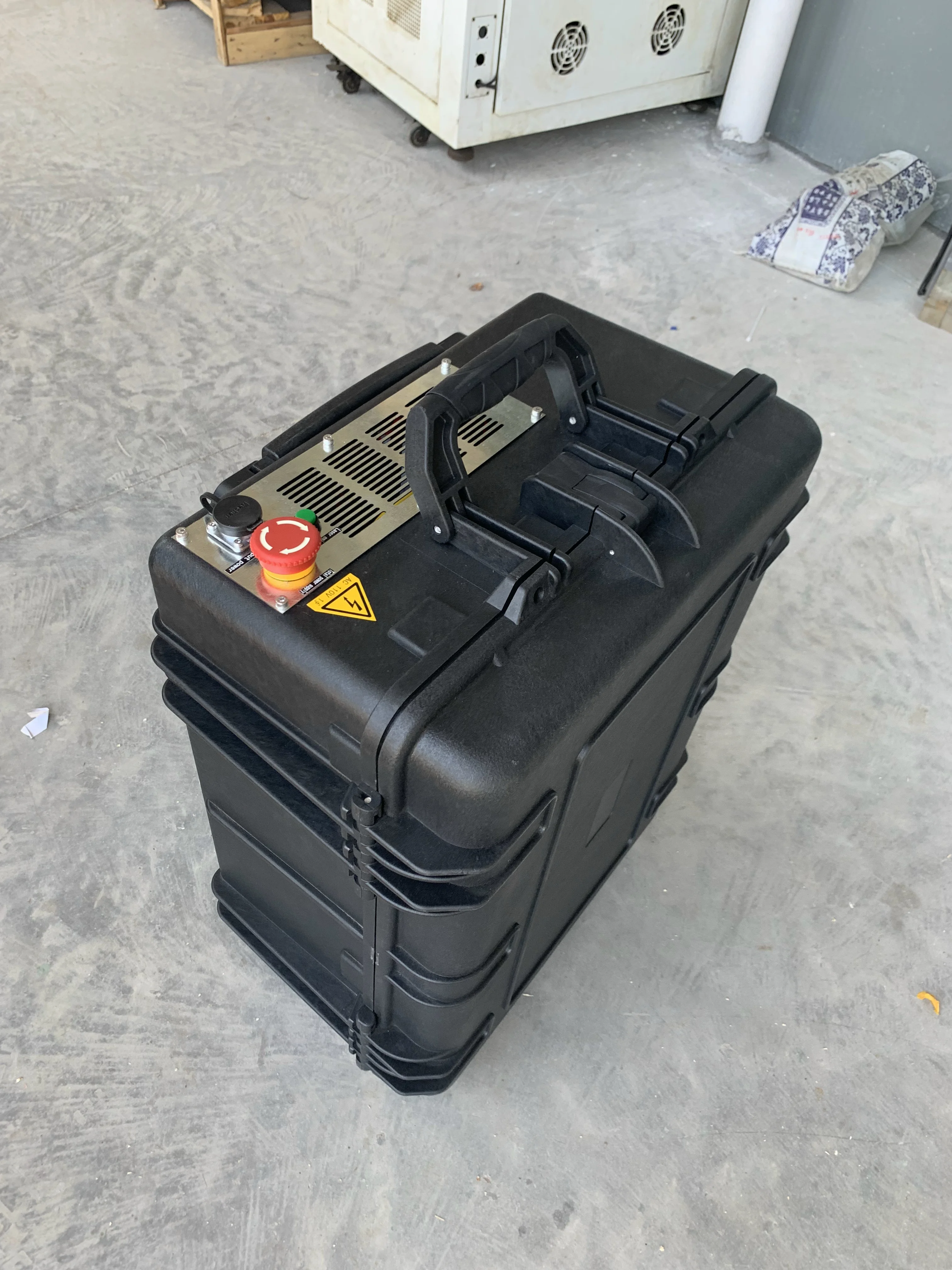 Trolley Case Pulse Fiber Laser Cleaning Machine 100W 200W 300W Portable Laser Rust Remover For Rust Paint Oil Coating Removal