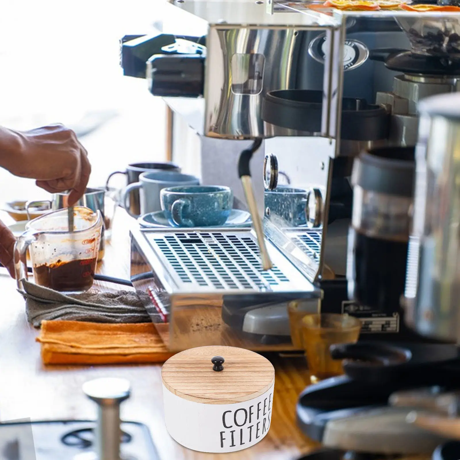 

Большой круглый контейнер для хранения кофейных фильтров с крышкой, деревянной ручкой и деревенским дизайном для организации кофейной станции на столешнице