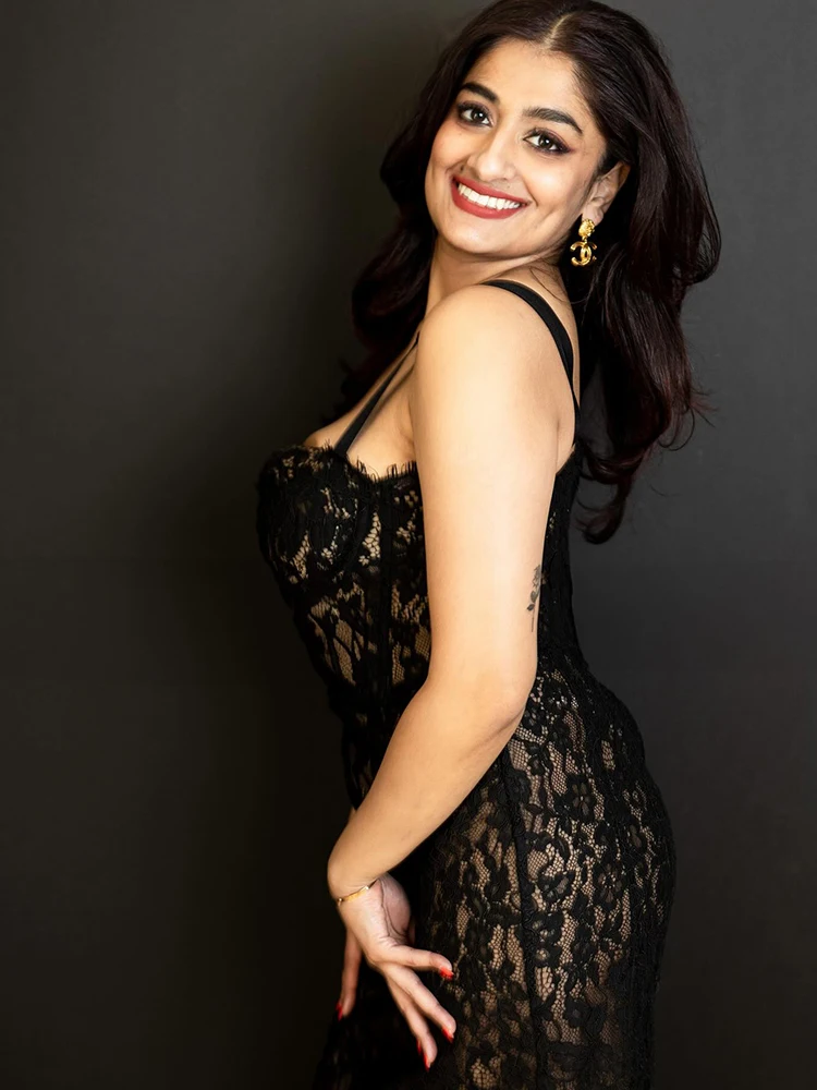 PB Elegantes langes Kleid aus schwarzer transparenter Spitze mit quadratischem Kragen und strukturiertem Oberteil – ideal für formelle Abende und stilvolle Anlässe