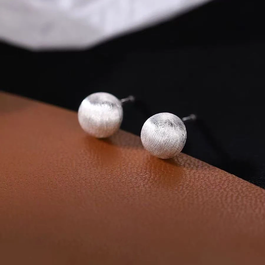

Серьги-гвоздики из настоящего серебра 925 пробы, минималистичные, матовые, для модных женщин, трендовые, изысканные ювелирные украшения, легкие роскошные аксессуары