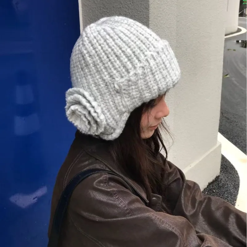 قبعات Beanies لحماية الأذن بتصميم زهرة حلوة للنساء للخريف والشتاء دافئة ومتعددة الاستخدامات ولطيفة بلون سادة للرجال