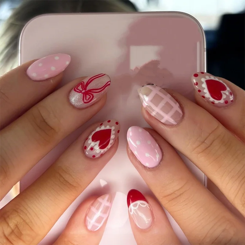 24枚入りショートアーモンド型つけ爪 レッド ラブハート チェリー スター プレスオンネイル シャイニーパウダーグリッド 取り外し可能 フルカバーネイルチップ