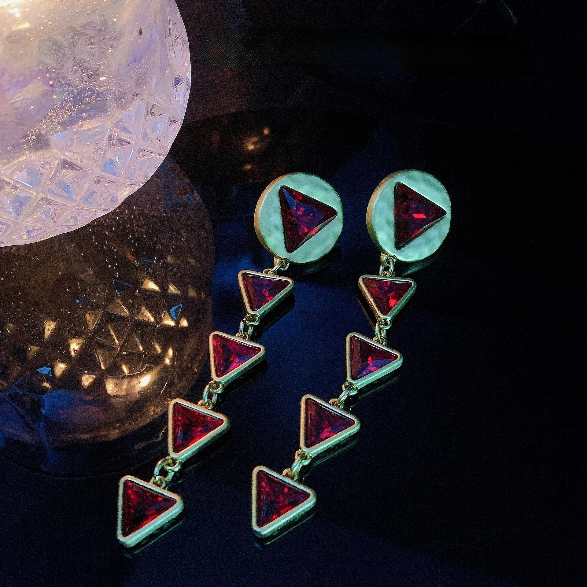 

New York Palace Style Triangle Core Retro Personalized Earrings