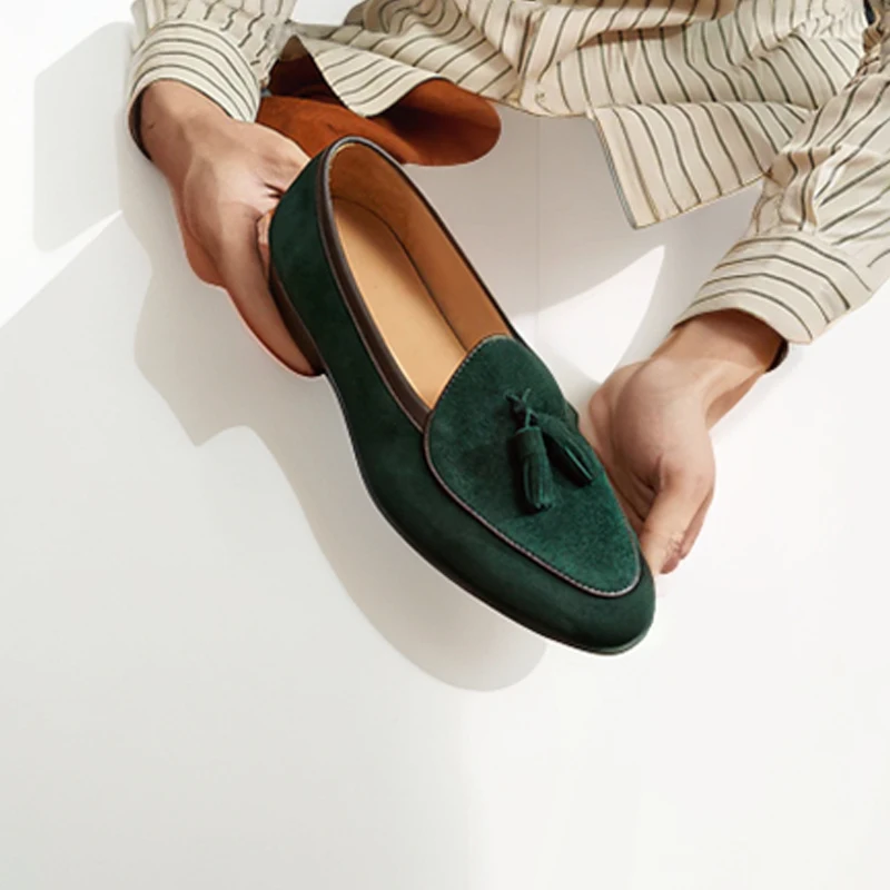 Mocassins masculinos de couro de vaca, bico redondo, slip-on, borla, vestido, sapatos casuais de escritório, feitos à mão