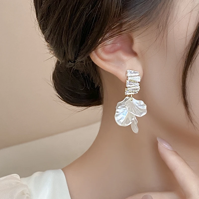Nuevos pendientes colgantes de pétalos de flor blanca de concha de imitación de alta clase para mujer, joyería de diseño a la moda, accesorios de
