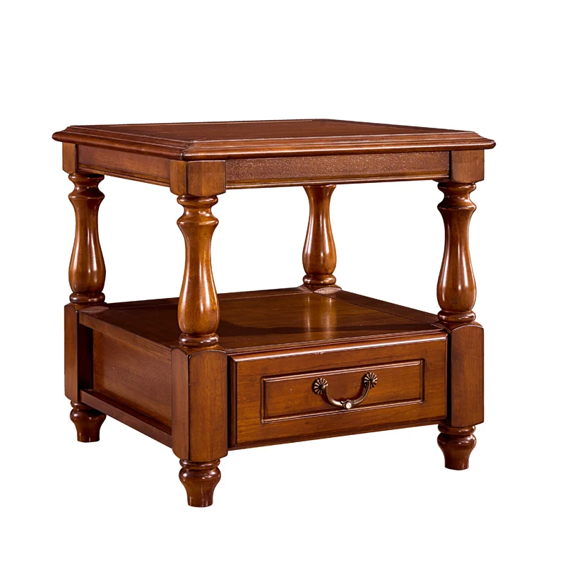 

Края из массива дерева, угол рядом с диваном, небольшой стол из орехового дерева с выдвижными ящиками.