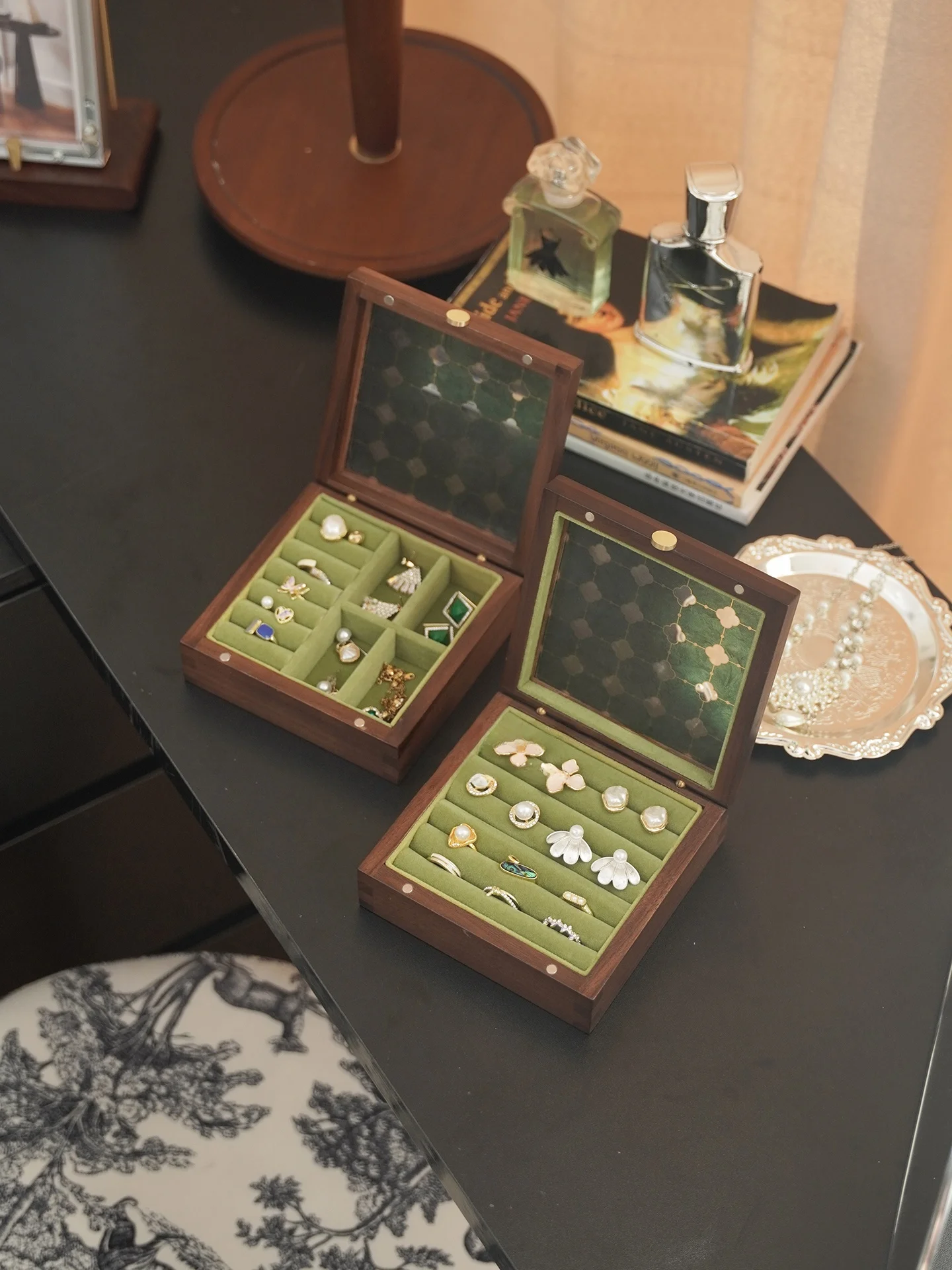 

Деревянная шкатулка для хранения ювелирных украшений (золотых ожерелий и серег), дорожная, удобная, портативная, большой вместимости, в винтажном роскошном стиле, с замком.