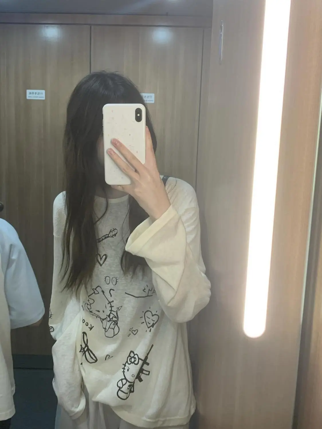 

Новый летний комплект: женская тонкая свободная футболка с милым принтом и длинным рукавом, а также белые повседневные свободные брюки в корейском стиле.