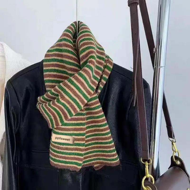 Weicher, gestreifter Schal aus Strick, klassisches Muster, wärmendes, hautfreundliches Material, ideal für den täglichen Gebrauch und als Winterbekleidung. – Detail 9