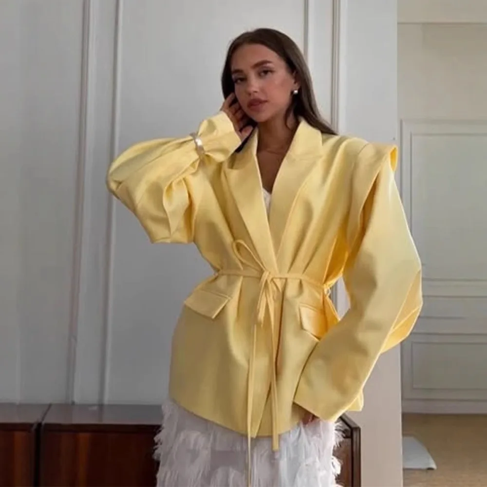 เสื้อเบลเซอร์ผู้หญิงปี 2025 แบบใหม่ พร้อมแผ่นรองไหล่ สายคาดเอว ดีไซน์หรูหรา เหมาะสำหรับใส่ทำงาน แขนยาว สีเหลืองสดใส ชมพู ฟ้า แดงเบอร์กันดี ลายดอกไม้