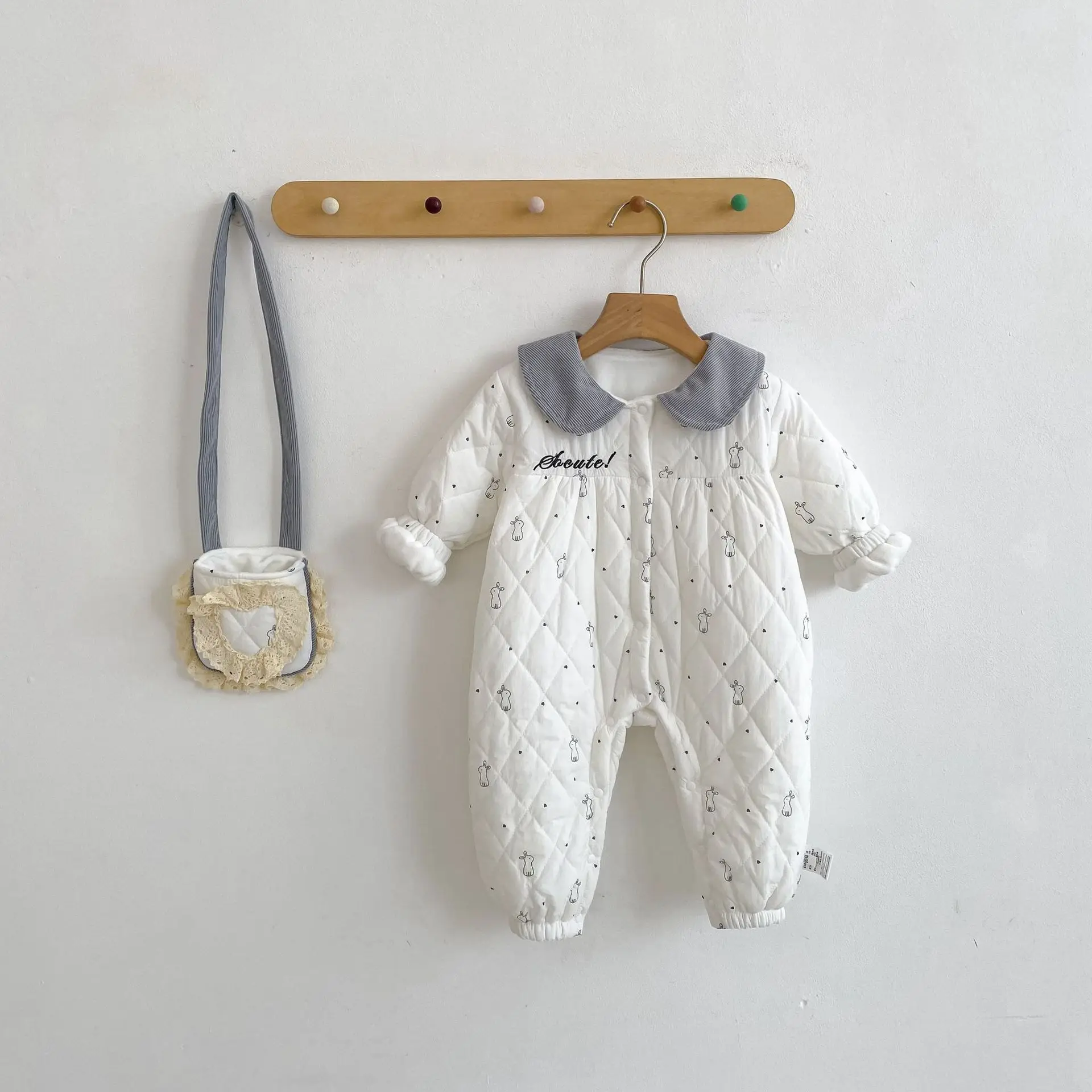 

Winter clothing new long sleeved jumpsuit for baby girls in winter, with cotton and velvet added, worn with a stylish and long c