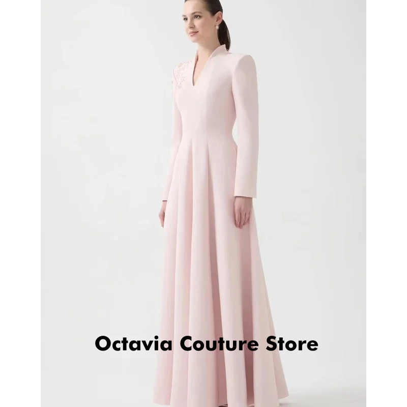 فستان سهرة رسمي بأكمام طويلة ورقبة على شكل حرف V ومزين بالخرز وردي فاتح على شكل حرف A بطول الأرض #3