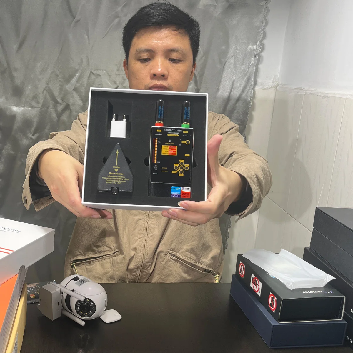 

Детектор скрытых камер и GPS-трекеров PROTECT1206S AI с функцией автоматического сканирования и регулируемой чувствительностью