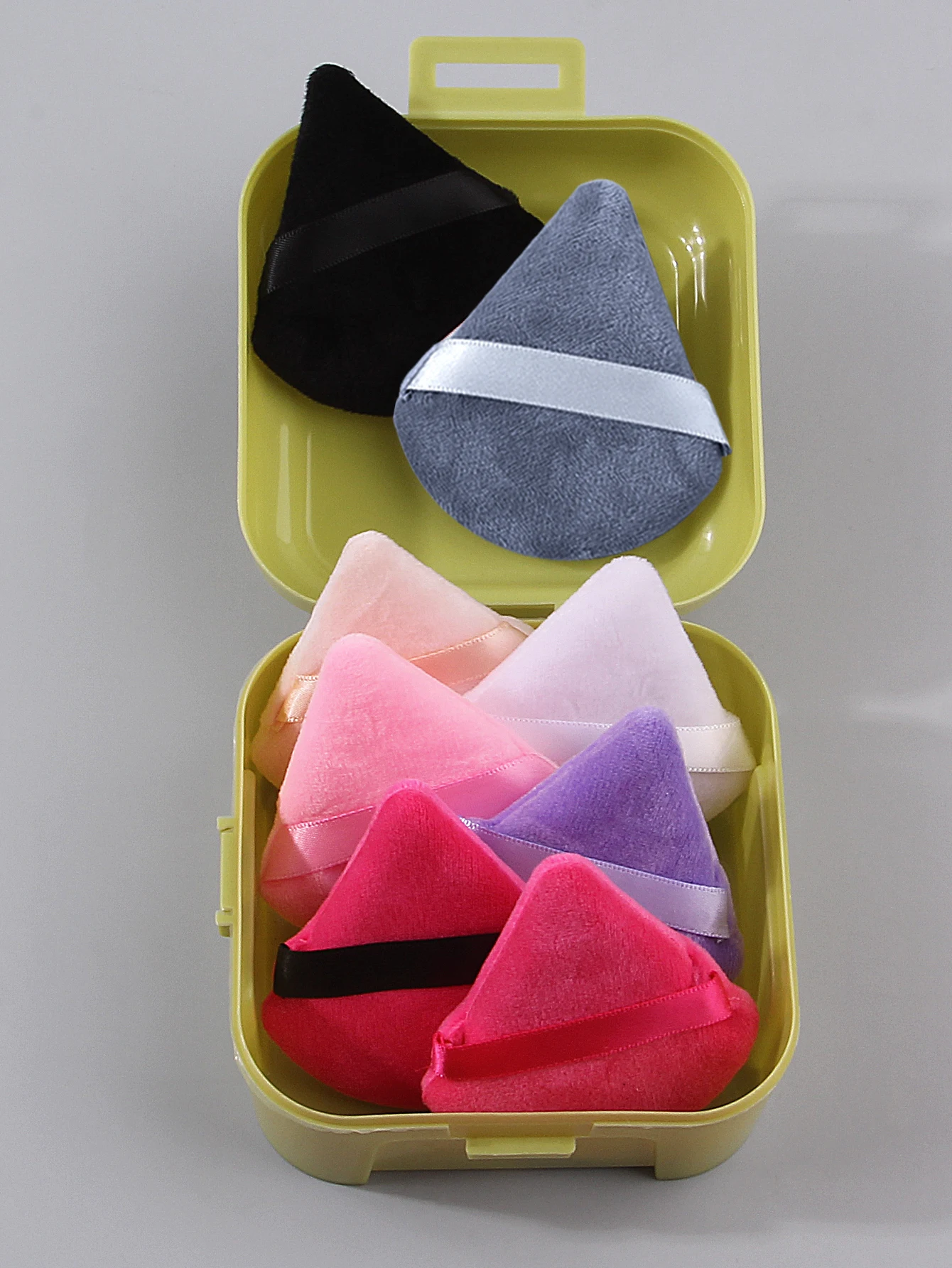 Bouffée de poudre d'éponge triangulaire mixte de 8 couleurs, bouffée de poudre libre utilisable double face super douce, outil de beauté portable + boîte de rangement 1 pièces
