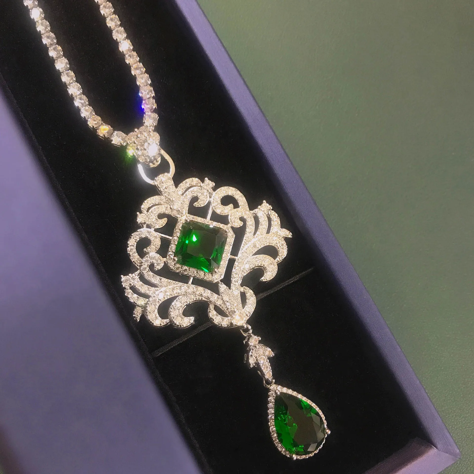 Foydjew Luxury Temperament Simulation Emerald Pendant Micro-inlaid Full Zircon Hollowed Water Drop-shaped Necklaces For Women