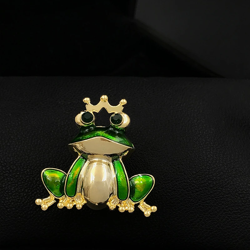 Cute Frog Prince Brooch Women Men Suit Collar Buckle Green Cardigan Sweater Corsage Clothes Accessories Jewelry Enamel Pins 5833