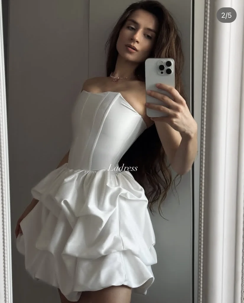 فساتين حفلات موسيقية بيضاء مكشكشة ذات طبقات فستان قصير مشد على شكل حرف A مطوي بدون أكمام بدون حمالات فساتين حفلات صغيرة مكشكشة #3
