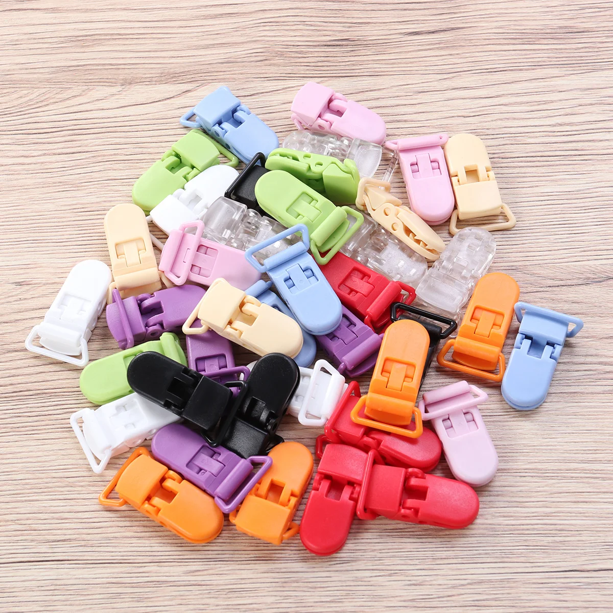 40 قطعة مقاطع شارة بلاستيكية السحابات الآمنة للمشاريع الحرفية مصاصة أصحاب المرايل سلاسل المفاتيح تصميم آمن للأطفال