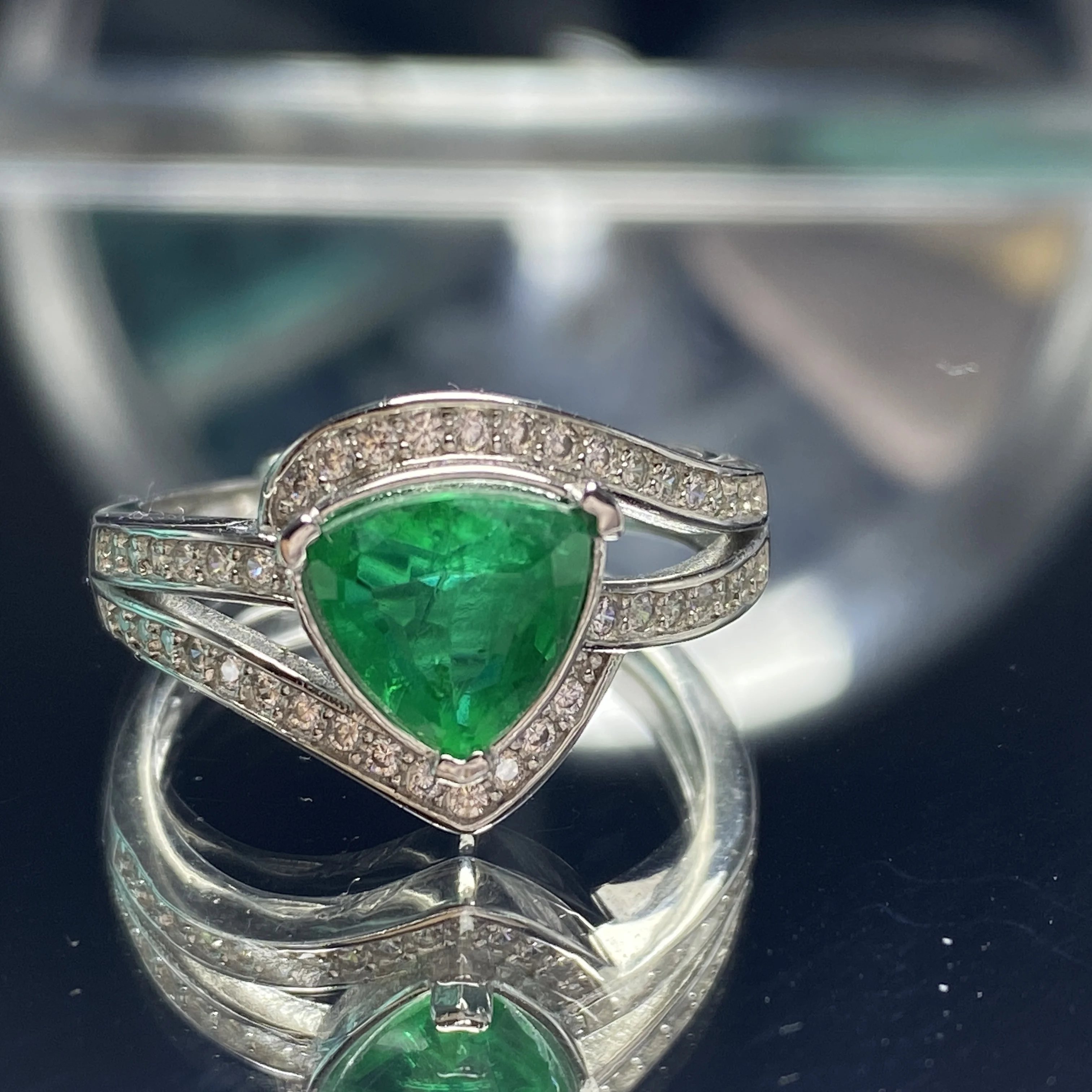 

3-каратное изумрудное кольцо с роскошной и изысканной инкрустацией, подходящее для женских банкетов и свадебных банкетов.