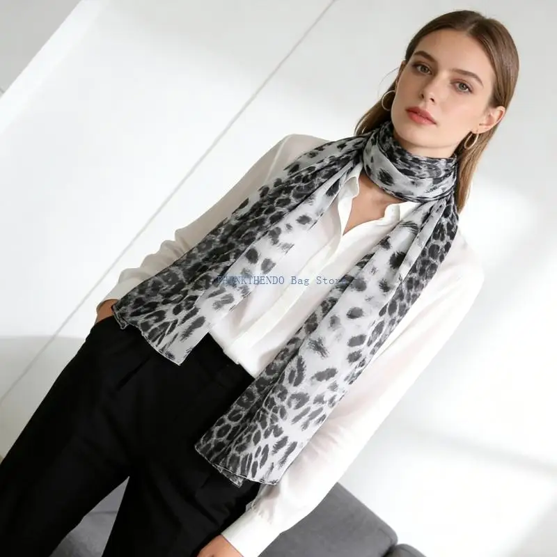 

340D Fashionable Animal Pattern Scarf Breathable Wrinkle Resistant Multipurpose Neck Wrap