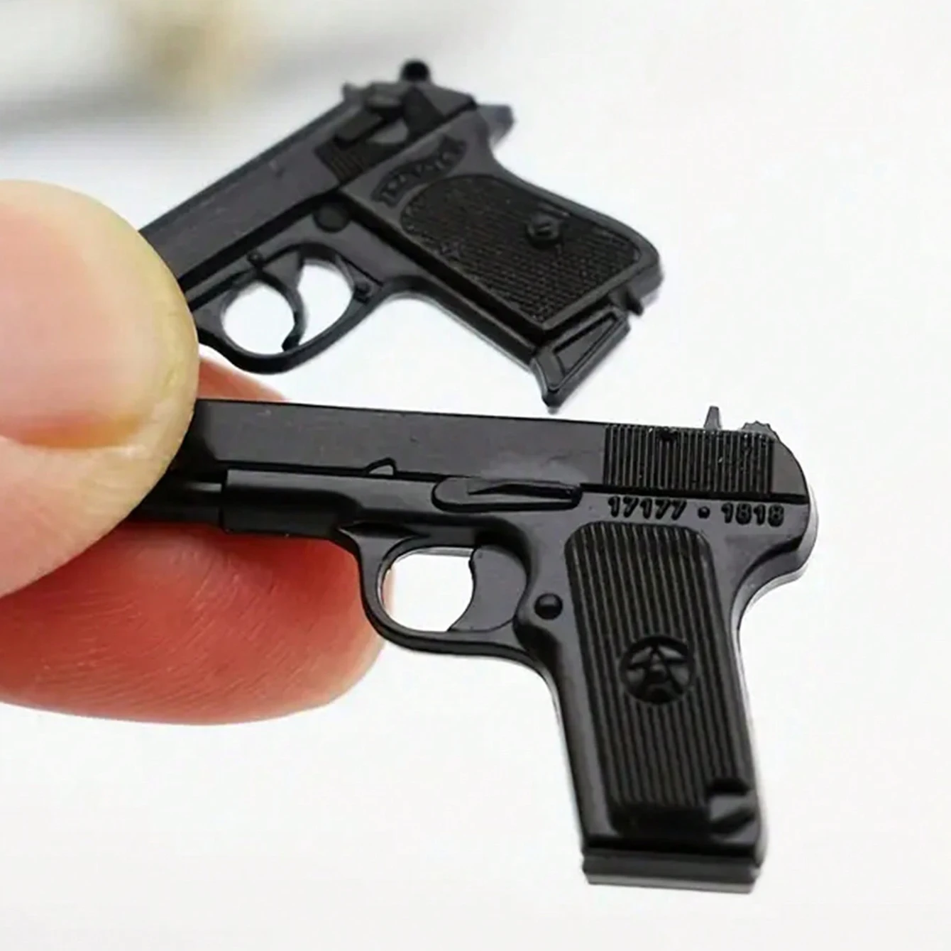 1 Stück Miniatur-Waffenmodelle, Mikro-Requisiten-Zubehör, Schwarze Spielzeugwaffen, für Mini-Kampfspiel-Requisiten – Detail 6