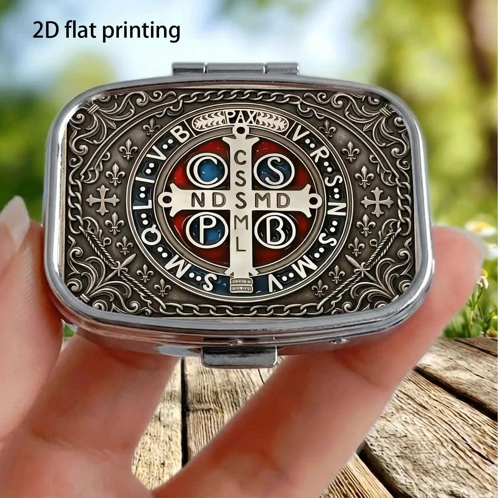 1 unidad, organizador de pastillas cuadrado pequeño, plano, de metal envejecido estilo vintage con patrón religioso en relieve de la cruz de San Benito, almacenamiento portátil de medicamentos, también se puede usar como organizador portátil para el hogar, caja decorativa, perfecto para bolsos, carteras y viajes, caja de almacenamiento de metal, organizador pequeño de joyas, regalos festivos, souvenirs, premios, pequeños obsequios