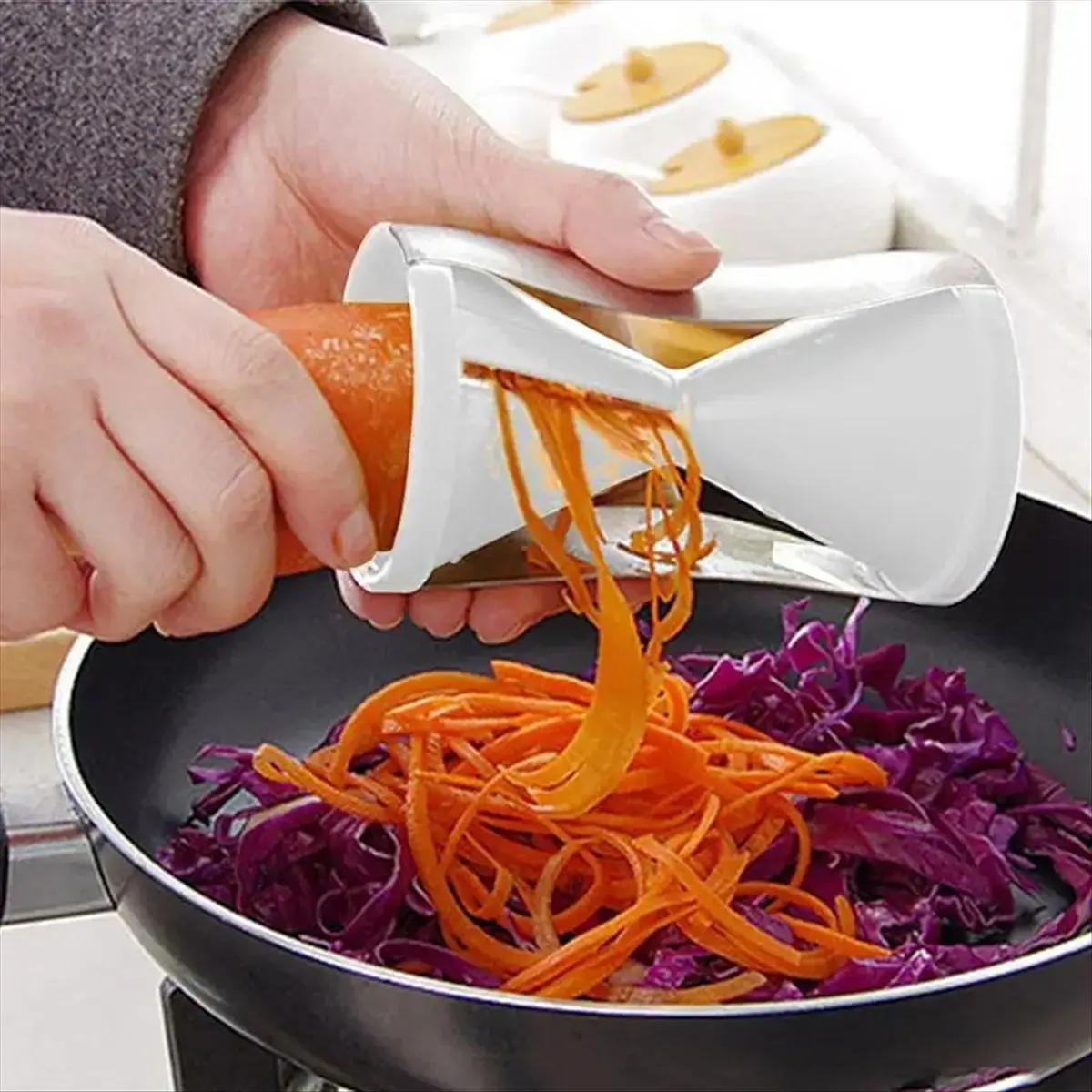 ABYA Cucumber Shredder Tool Handheld Portable Shredder Tool Labor-Saving Grater Veggie Shredder Carrot Slicer White