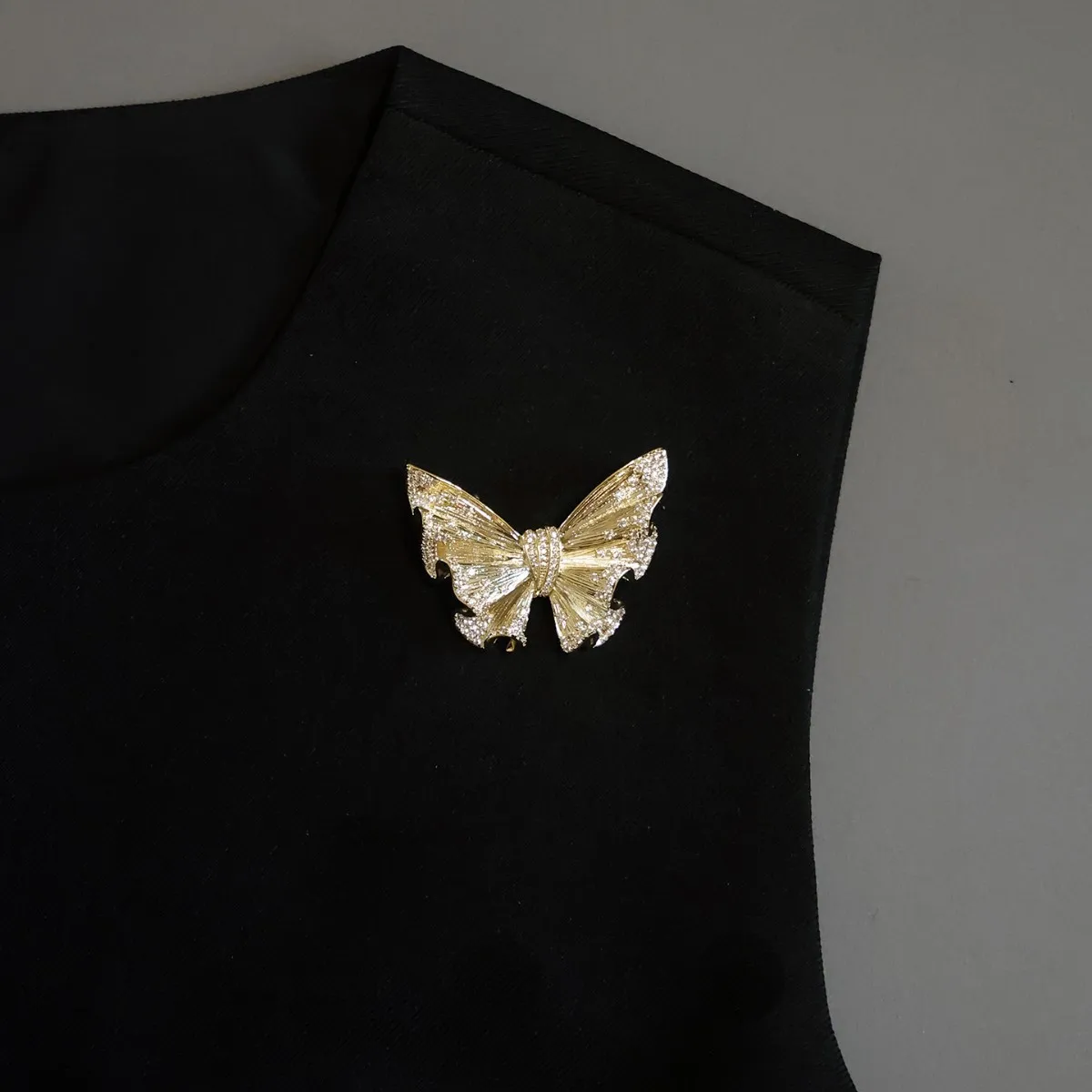 Fashion Vintage Alloy Enamel Butterfly Brooches For Women Elegant Luxury Gold Butterfly Brooch Lapel Pin Banquet Jewelry Gift