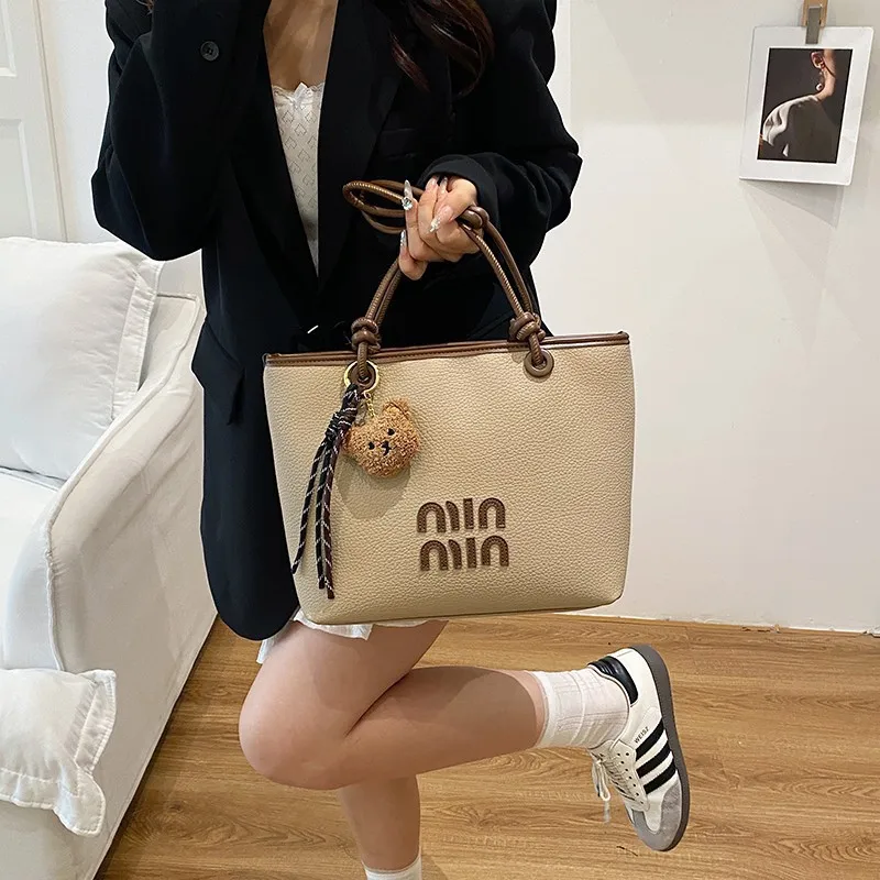 

Новая женская сумка-тоут 2026 года: вместительная наплечная сумка с милым брелоком-медведем для повседневного использования