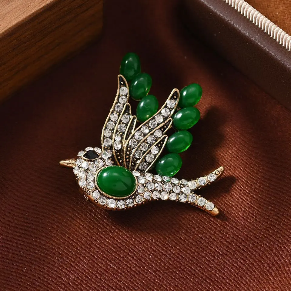 Vintage Chinese Faux Jade Green Swallow Brooch Rhinestone Inlaid Cute Bird Pin For Hanfu Cheongsam Dress Outfit Accessory Gift