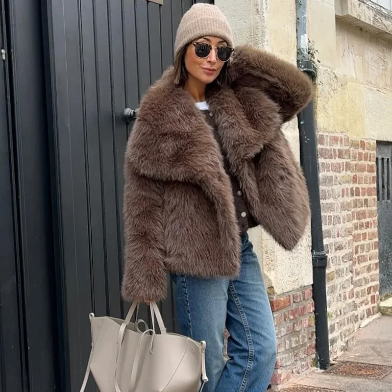 TRAF Płaszcze zimowe damskie Cropped Brown Fur Faux Coats For Woman Ciepły futrzany czerwony płaszcz ze sztucznego futra Jesienny pluszowy krótki puszysty płaszcz