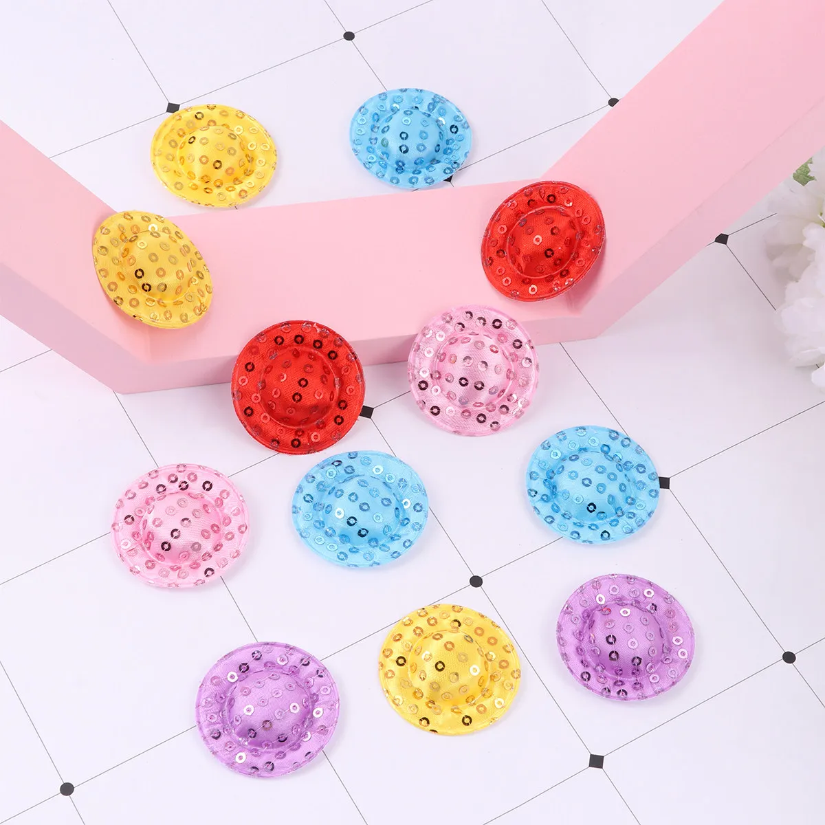 24 Peças Mini Chapéus com Lantejoulas de Aba Larga para Decoração DIY, Bonés Artesanais nas Cores Vermelho, Rosa, Amarelo Claro, Azul Celeste, Roxo e Rosado