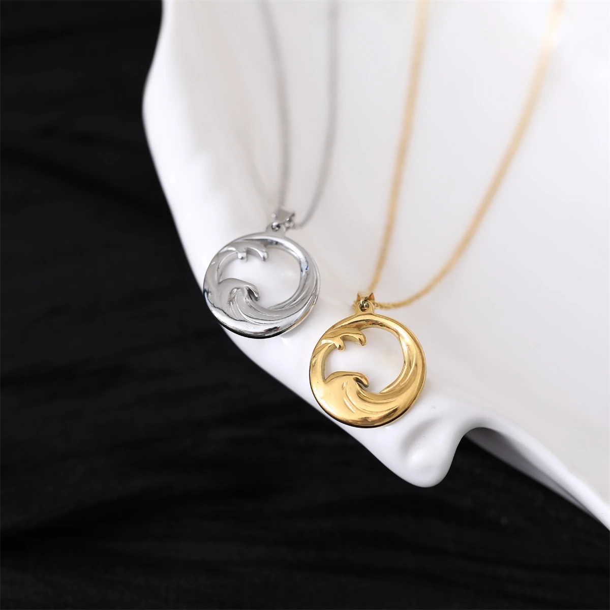 

Stainless steel wave pendant necklace, sun wave wave necklace, women's gold-plated color preservation