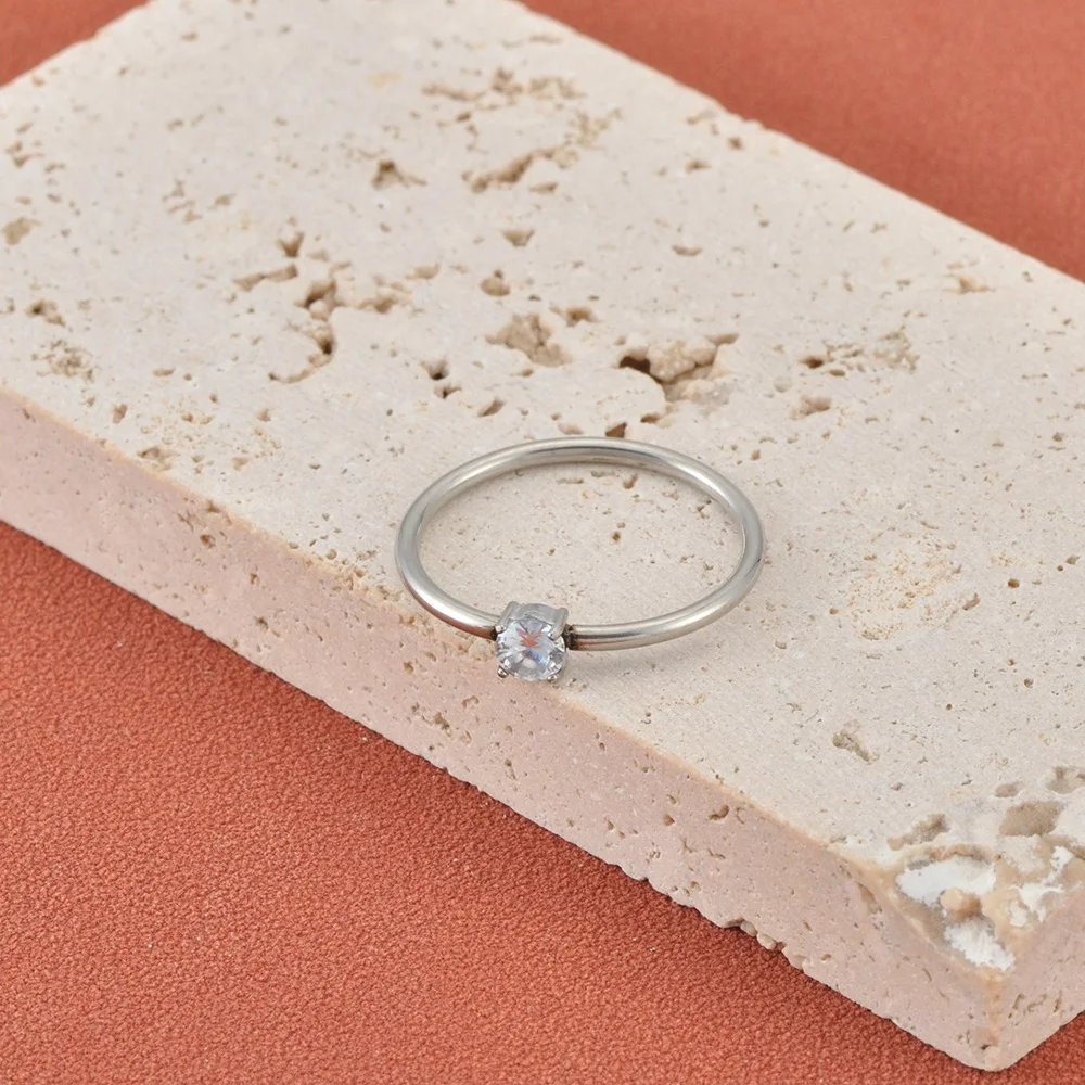 JeeMango Edelstahl-Fingerring mit glänzendem Zirkonia für Damen, vergoldet, für Hochzeit, Verlobung, zarter Schmuck R26020 – Detail 4