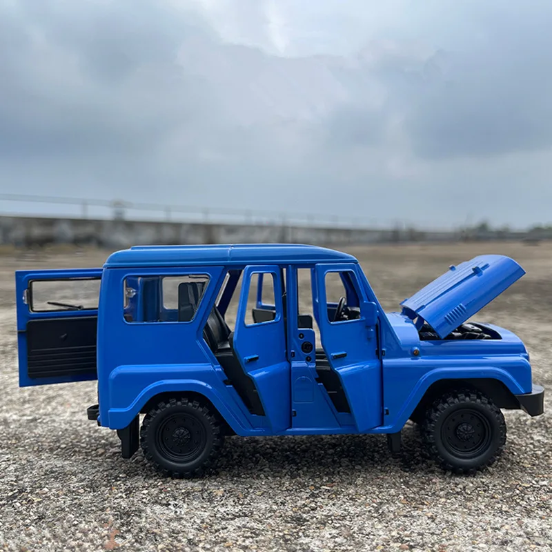 Large Size 1/18 UAZ Hunter Alloy Car Model Diecasts Metal Off-road Vehicles Car Model Sound and Light Collection Kids Toys Gifts