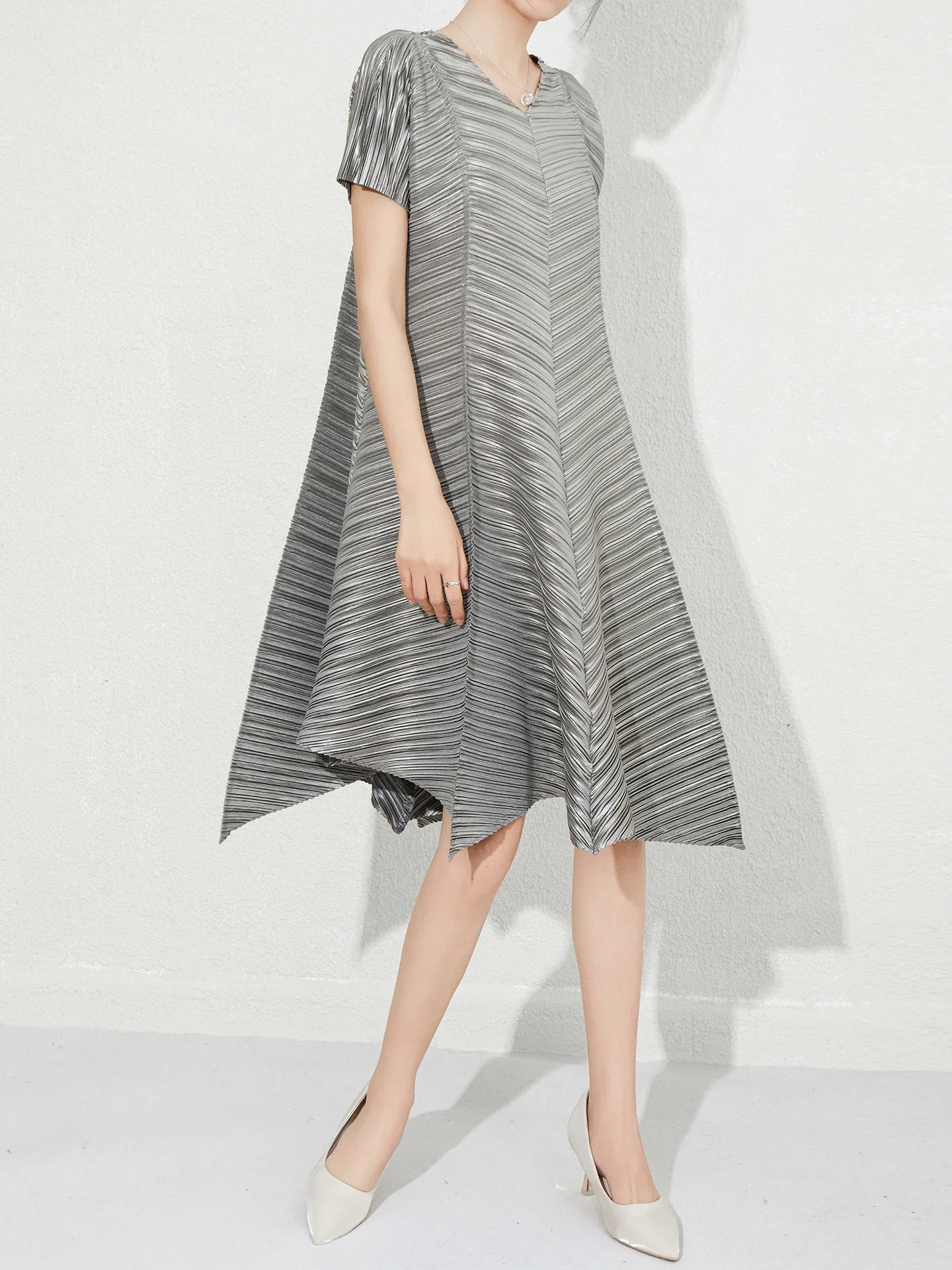 

Женские платья Miyake Folds, новинка лета 2025, французское платье с v-образным вырезом, свободное женское повседневное платье для покупок