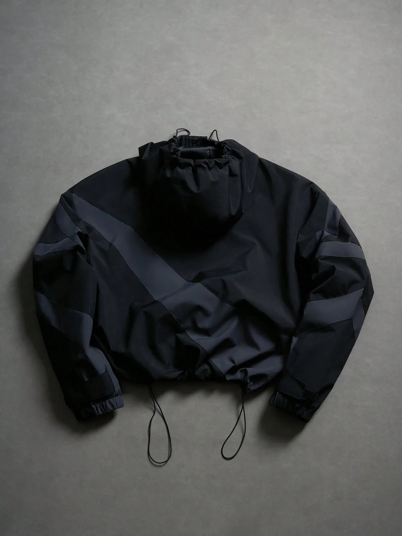 Herren-Windjacke mit Kapuze und Farbblock-Design, aufgedrucktem Logo auf der Brust, verstellbarer Kapuzenkordel und Kordelzug am Saum, elastischen Ärmelbündchen, lockerer, kurzer Schnitt, strapazierfähiges Material, lässige Outdoor-Jacke für Herbst und Winter. – Detail 3
