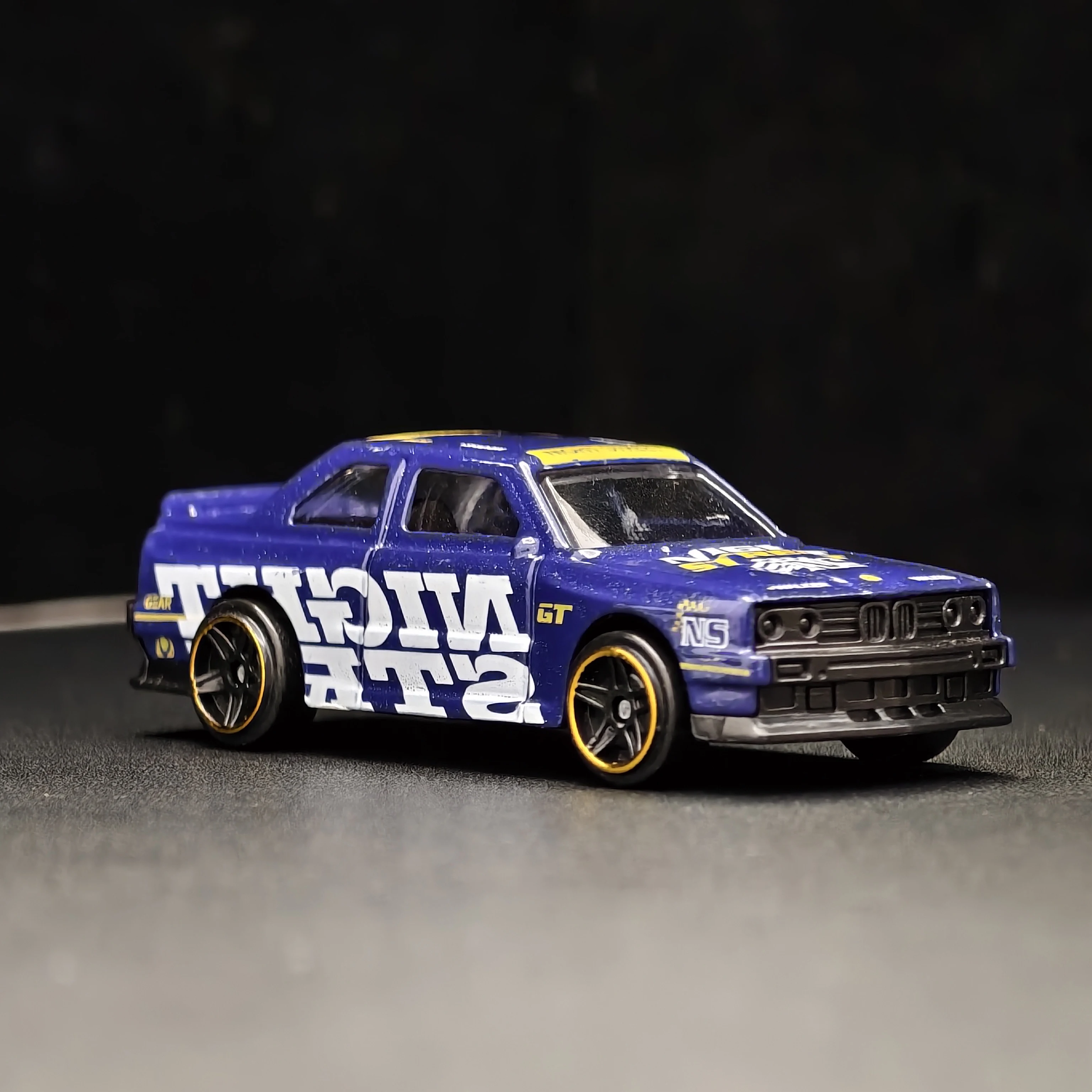 1/64 Scale Diecast Car Model Toy Miniature Sports Vehicle Metal Replica for Collectors Auto Lovers Display Shelf Decoration Gift