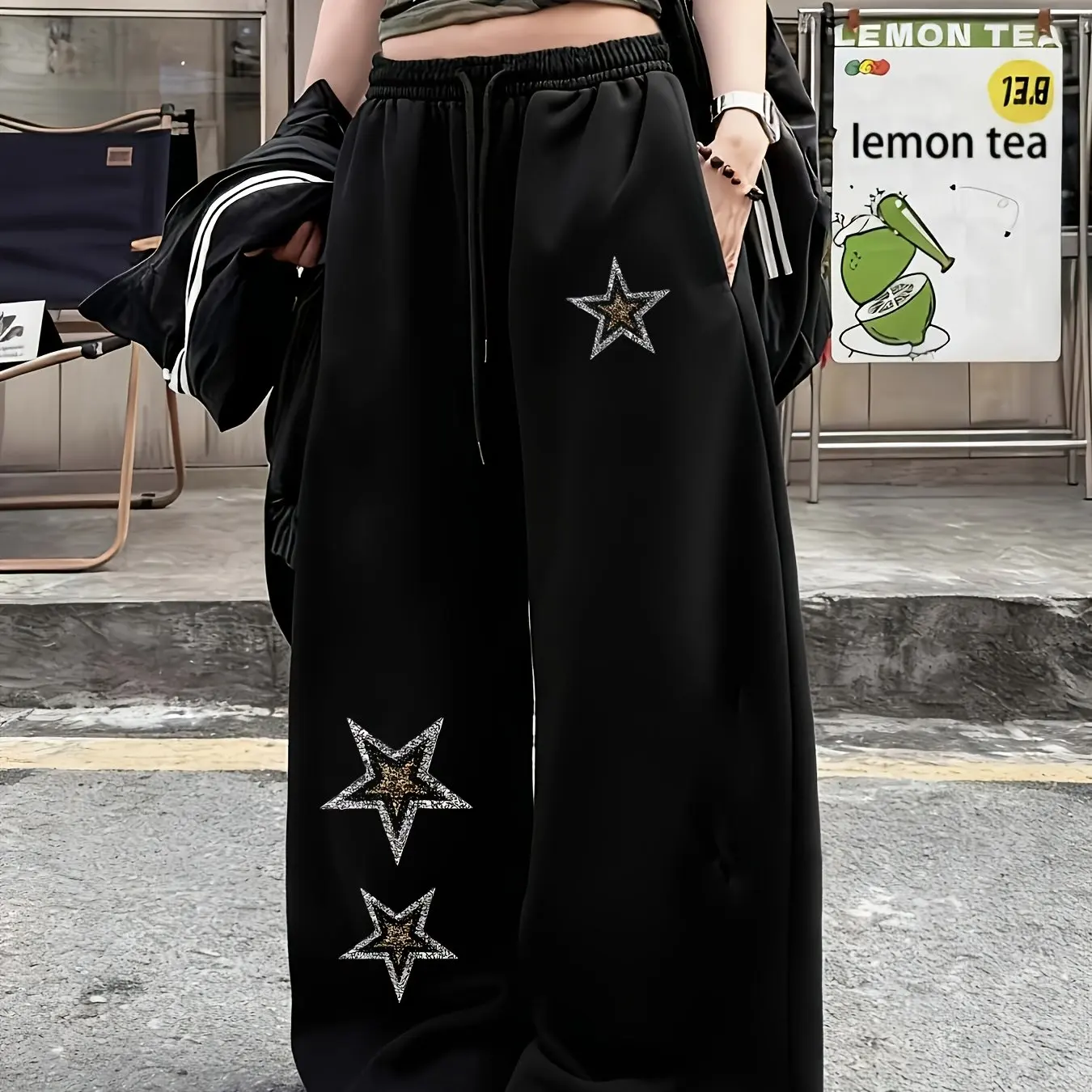 

Спортивные штаны с принтом в виде звезд, эластичным поясом и завязками, идеально подходят для уличного стиля Y2K.