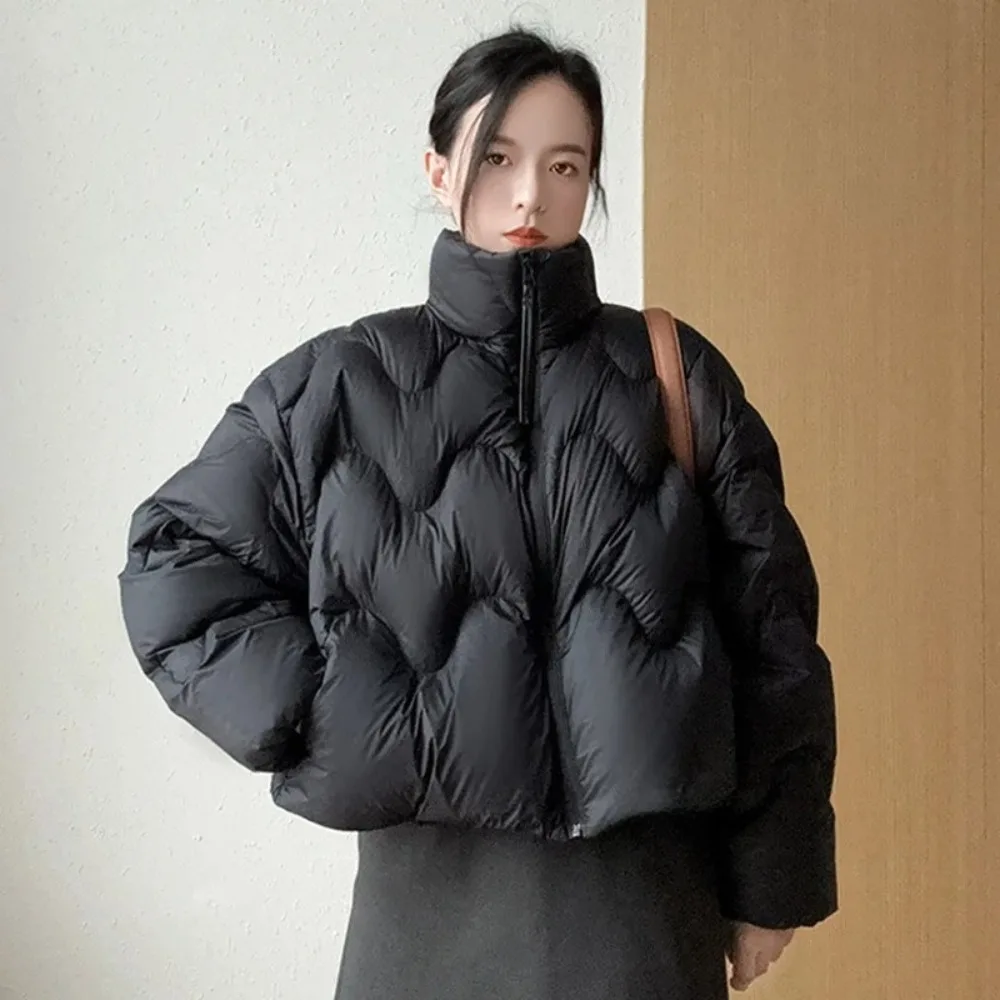Chaqueta de plumón ligera para mujer, chaqueta acolchada corta holgada y esponjosa con cuello levantado, patrón de onda de otoño, abrigo cálido de plumón de pato blanco para invierno