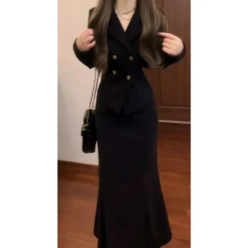 Zweiteiliges Kleiderset, stilvolles und elegantes Winteroutfit, ein komplettes Set, das supermodisch aussieht