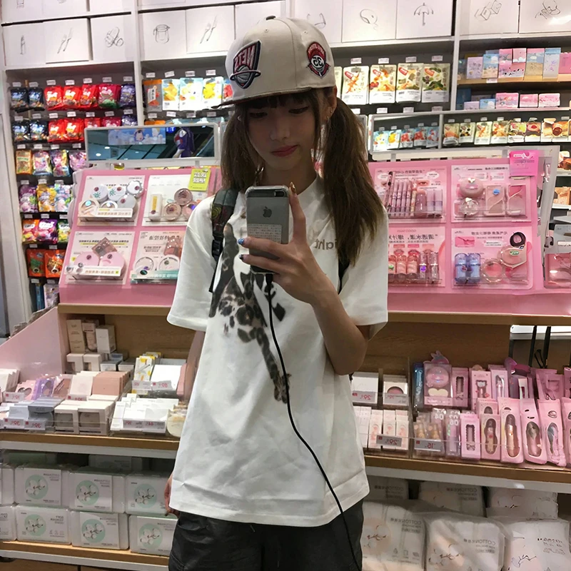 Karrram اليابانية Y2k الكتابة على الجدران تي شيرت مطبوع Trashy 2000s نمط قصير الأكمام تي شيرت خمر Harajuku فضفاض تي شيرت الأمريكية