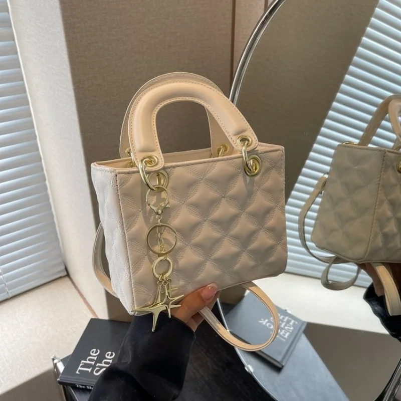 

Chic Daytime Bag For Women A Trusted Friend For All Your Afternoon Activities And Appointments