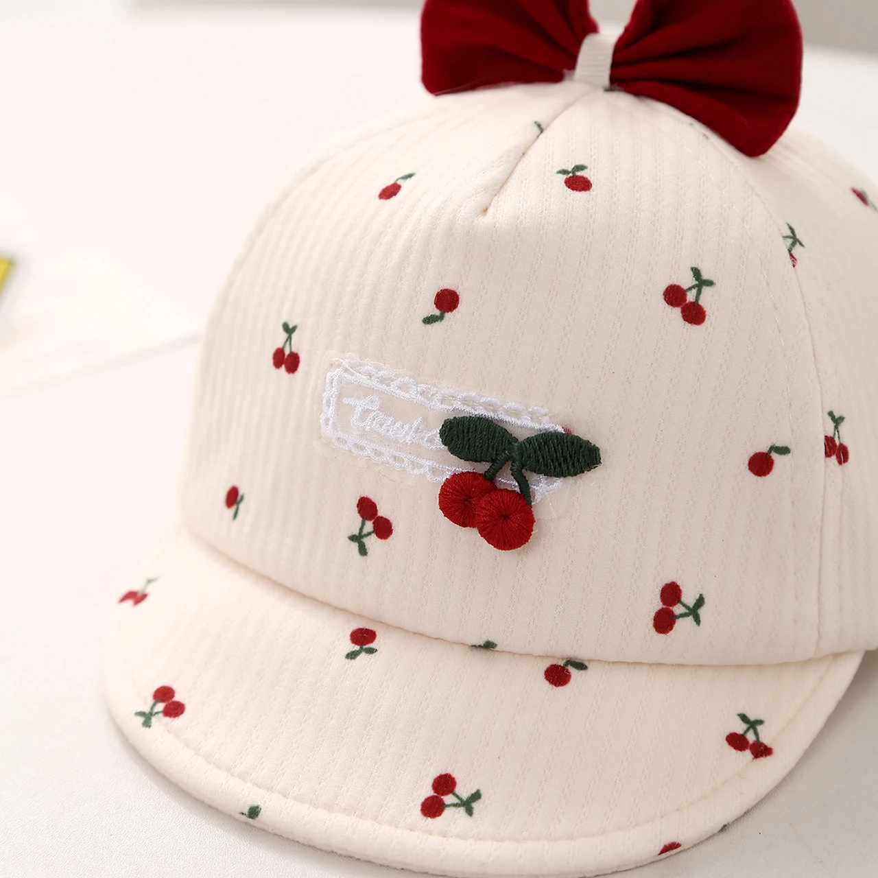 Red Love Baby Protezione per le orecchie Cap Principessa Ragazza Lace Up Copricapo Cofano Dolce Fiocco Berretto per bambini Autunno Cappello fetale neonato 5-18 mesi