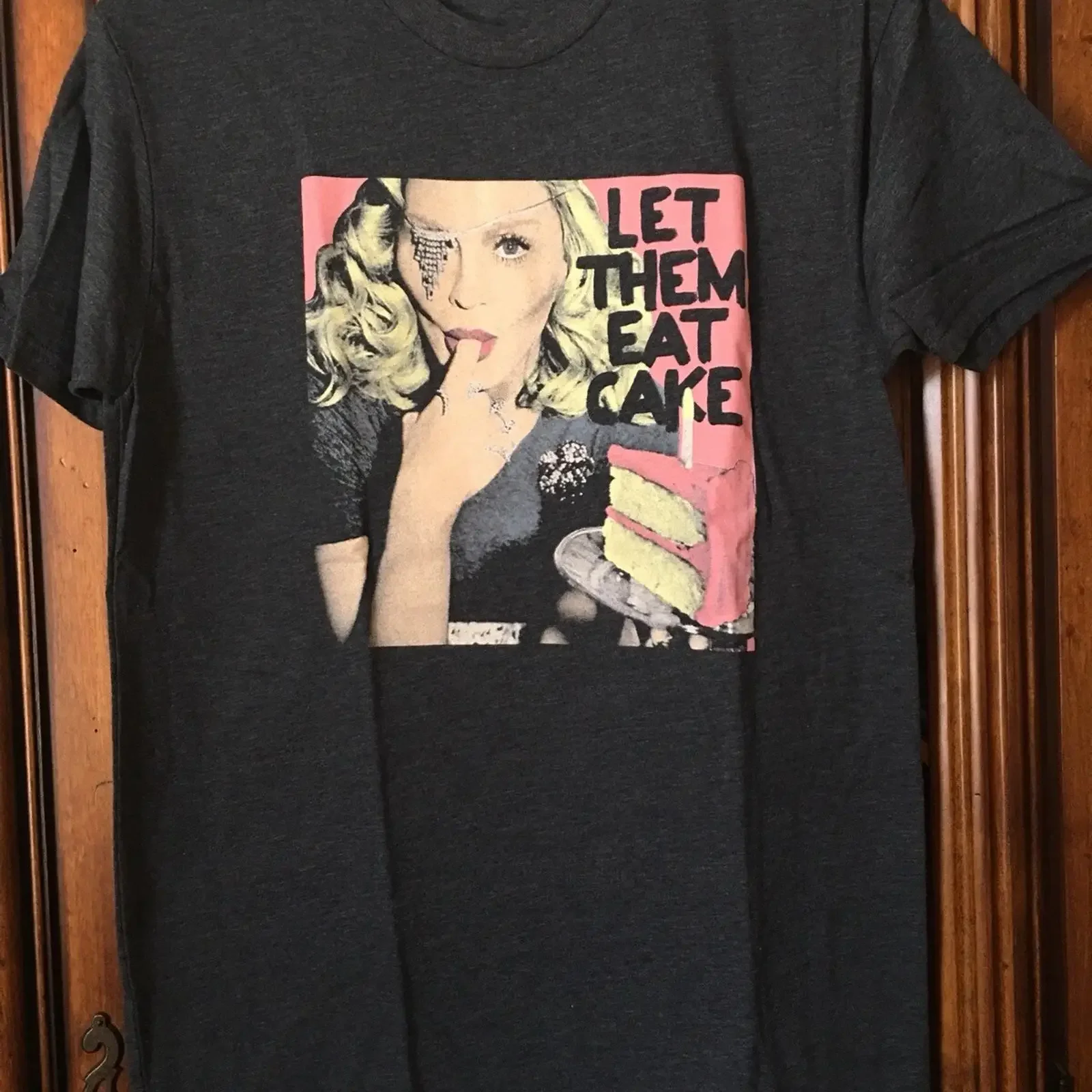 Camiseta Feminina Tamanho Pequeno Cinza EUC Vintage Lavada Unissex Ligeiramente Macia Casual - Madonna Rebel Heart Tour Let Them Eat Cake