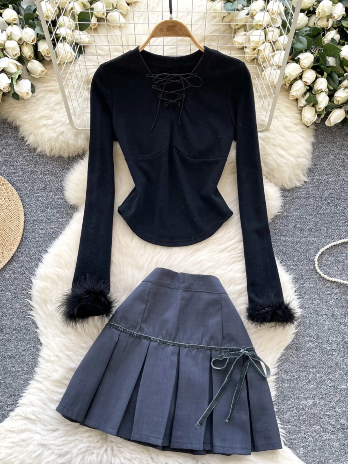 

Весенне-осенний комплект из двух предметов, женский черный пуловер с v-образным вырезом на шнуровке и длинными рукавами, тонкие плиссированные короткие юбки с высокой талией