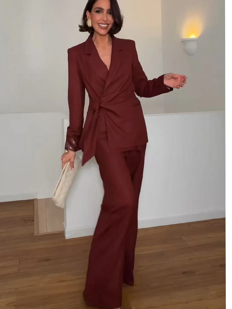 

Модный офисный костюм для женщин: элегантный блейзер с завязками и прямые брюки, комплект из 2 предметов для деловых встреч и повседневной носки.