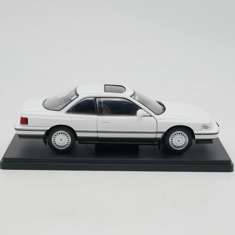 Ixo 1:24 Skala Diecast Alloy Honda Legend Coupe 1987 Zabawki Samochody Model Klasyka Nostalgia Prezenty dla dorosłych Pamiątka Statyczny wyświetlacz